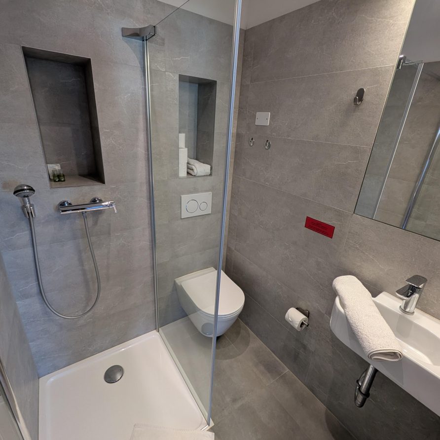 Vis Wave deluxe room bathroom